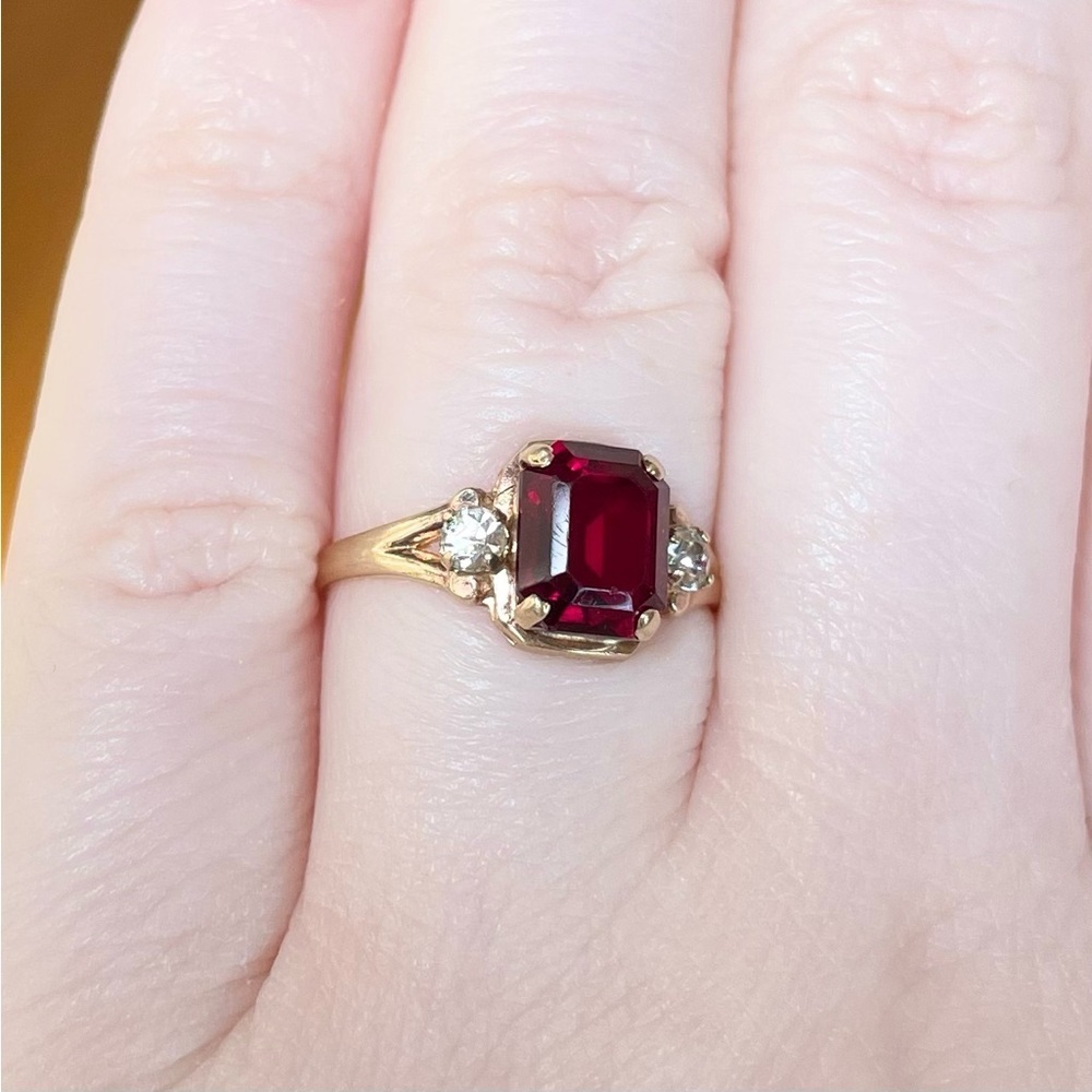 10K Vintage PSCO Red Glass Rhinestone dark red garnet emerald cut statement ring - Picture 3 of 11